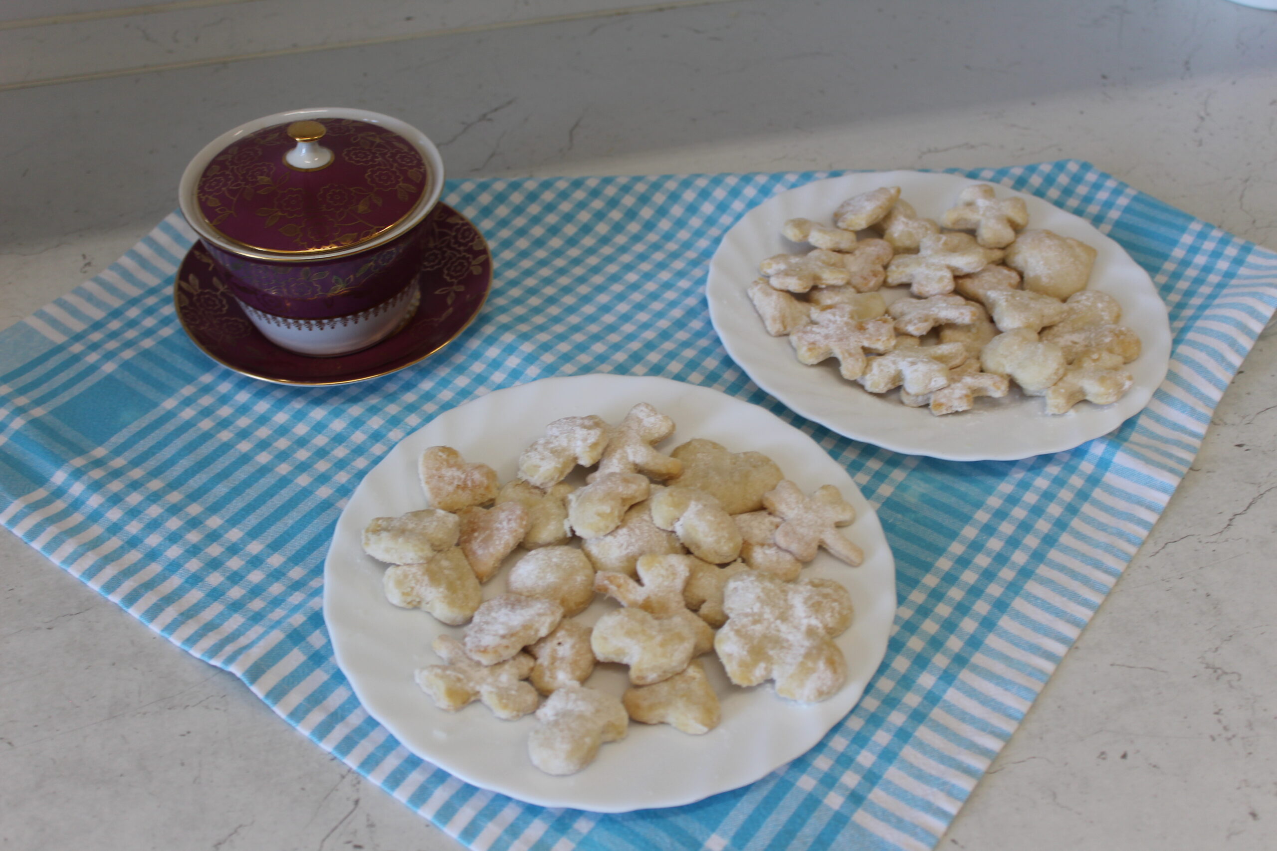 sušenky z křehkého vykrajovaného těsta, pocukrované, na talíři