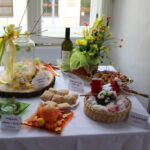 Na stole jsou velikonoční dekorace a pokrmy.