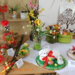 Na stole jsou velikonoční dekorace a pokrmy.